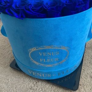 BRAND NEW VENUS ET FLEUR arrangement